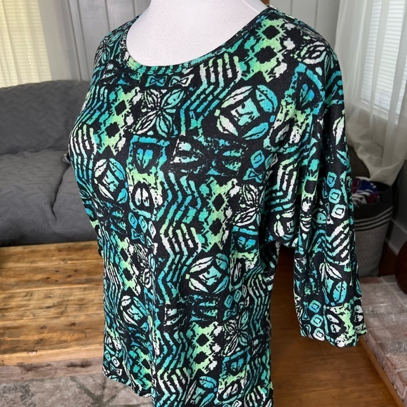 Ultra Teeze Aztec floral top - Picture 2 of 4